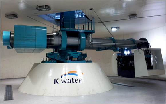 Large centrifugal model tester(simulating artificial gravity by 150 times max.)
